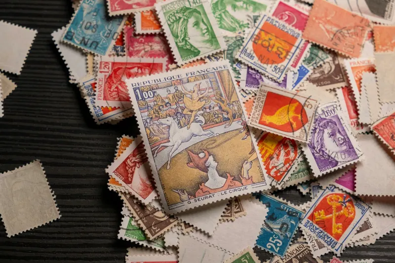 Anciens timbres français éparpillés sur du bois sombre