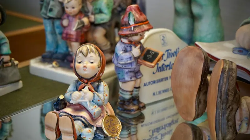 Figurines de porcelaine d’enfants sur une surface réfléchissante