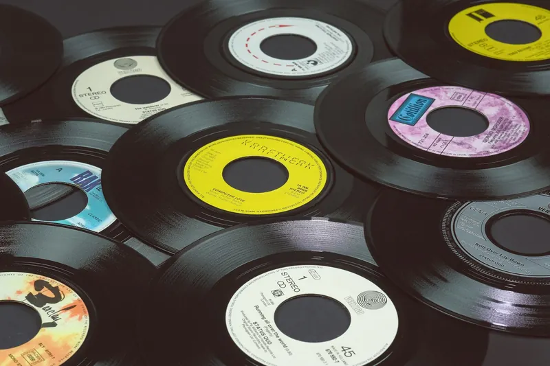 Disques vinyles éparpillés aux labels colorés