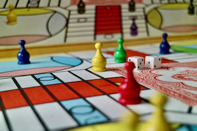 Jeu de société avec pions colorés et dés