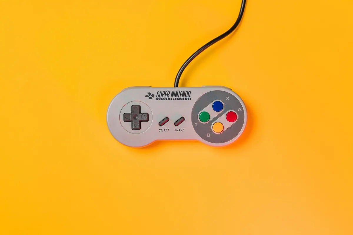 Manette avec câble sur fond jaune