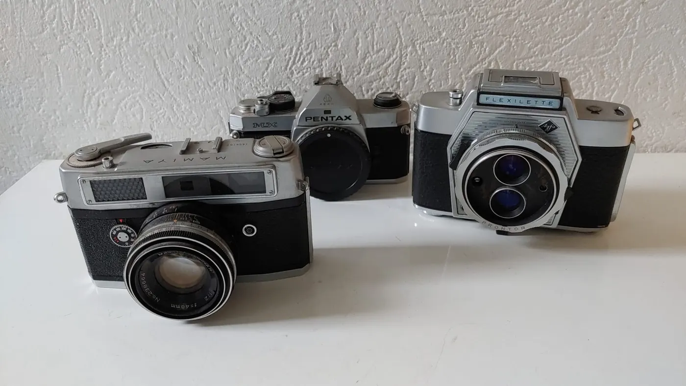 Trois anciens appareils photo : Mamiya, Pentax MX et Agfa Flexilette