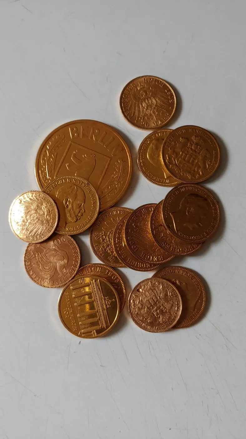 Pièces d’or de l’Empire allemand sur une surface blanche