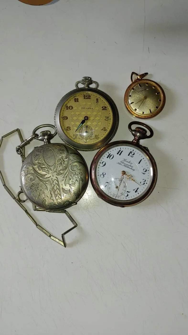 Vier Taschenuhren mit Kette